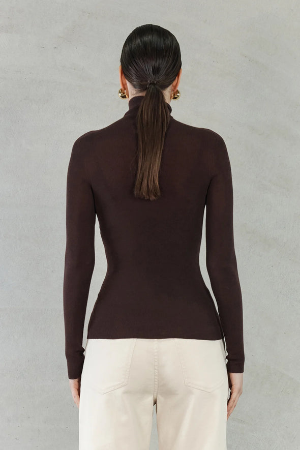 Experience effortless elegance with the Isla Top. Made from 100% super soft merino wool, this wardrobe staple offers lightweight warmth in colder weather and natural breathability for comfort in milder temperatures. Perfect for layering and suitable for any occasion. Elevate your style with the Isla Top.