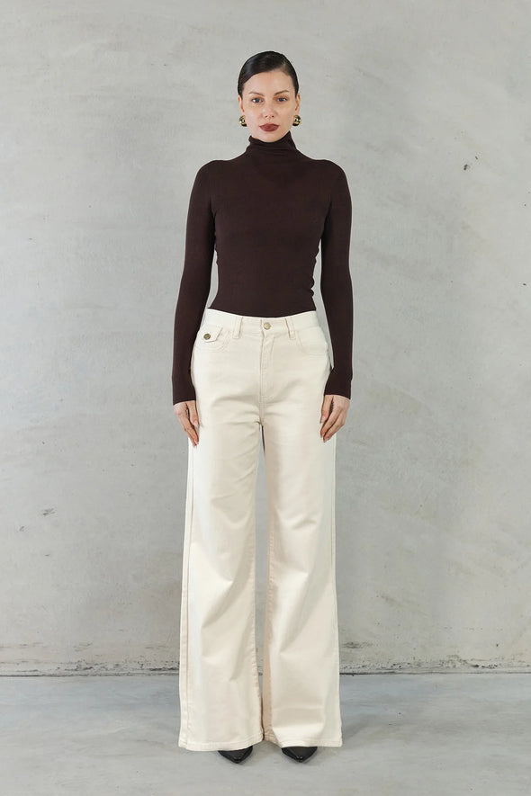 Experience effortless elegance with the Isla Top. Made from 100% super soft merino wool, this wardrobe staple offers lightweight warmth in colder weather and natural breathability for comfort in milder temperatures. Perfect for layering and suitable for any occasion. Elevate your style with the Isla Top.