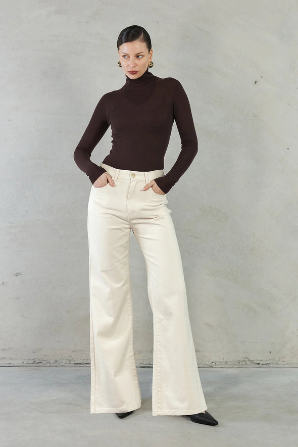 Experience effortless elegance with the Isla Top. Made from 100% super soft merino wool, this wardrobe staple offers lightweight warmth in colder weather and natural breathability for comfort in milder temperatures. Perfect for layering and suitable for any occasion. Elevate your style with the Isla Top.