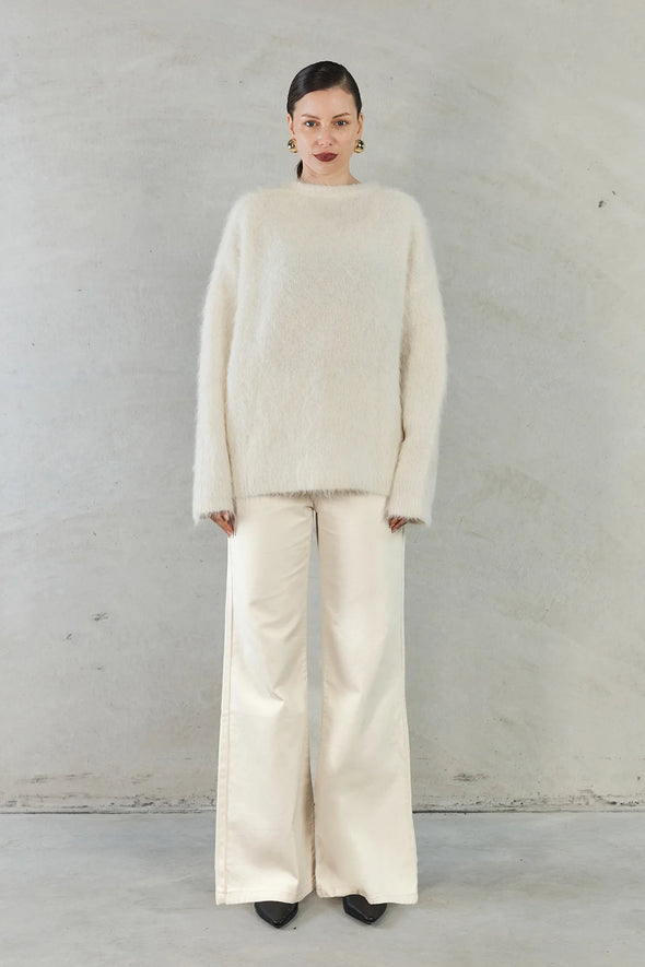 Ivory Colour
78% Alpaca, 19% Nylon, 3% Spandex
Brushed effect
Crew neck
Long sleeves