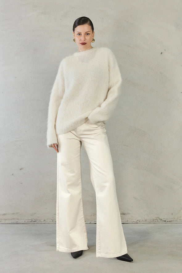 Ivory Colour
78% Alpaca, 19% Nylon, 3% Spandex
Brushed effect
Crew neck
Long sleeves