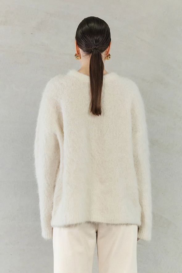 Ivory Colour
78% Alpaca, 19% Nylon, 3% Spandex
Brushed effect
Crew neck
Long sleeves