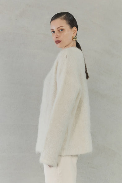 Ivory Colour
78% Alpaca, 19% Nylon, 3% Spandex
Brushed effect
Crew neck
Long sleeves