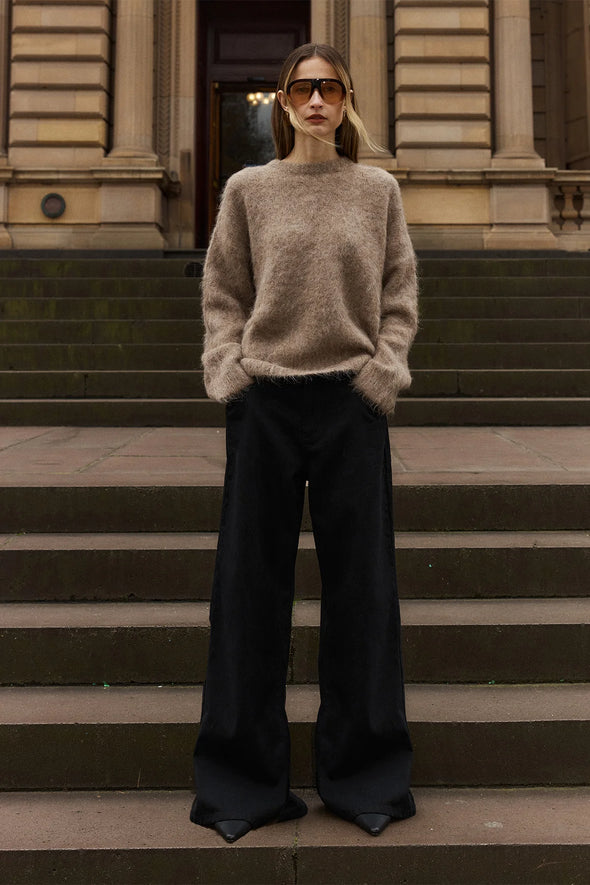Brown Colour
78% Alpaca, 19% Nylon, 3% Spandex
Brushed effect
Crew neck
Long sleeves