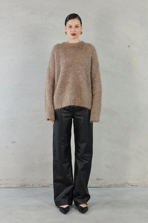Brown Colour
78% Alpaca, 19% Nylon, 3% Spandex
Brushed effect
Crew neck
Long sleeves