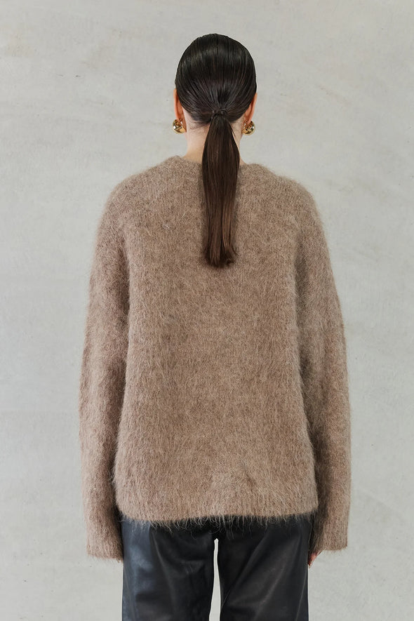 Brown Colour
78% Alpaca, 19% Nylon, 3% Spandex
Brushed effect
Crew neck
Long sleeves