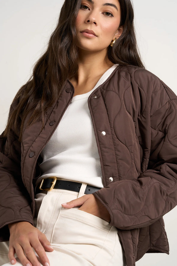 Introducing the Apex puffer from Stories be told - the epitome of everyday chic. With its collarless neck and quilted detail, this jacket effortlessly combines style and warmth. Elevate any outfit and make a statement with this must-have piece.