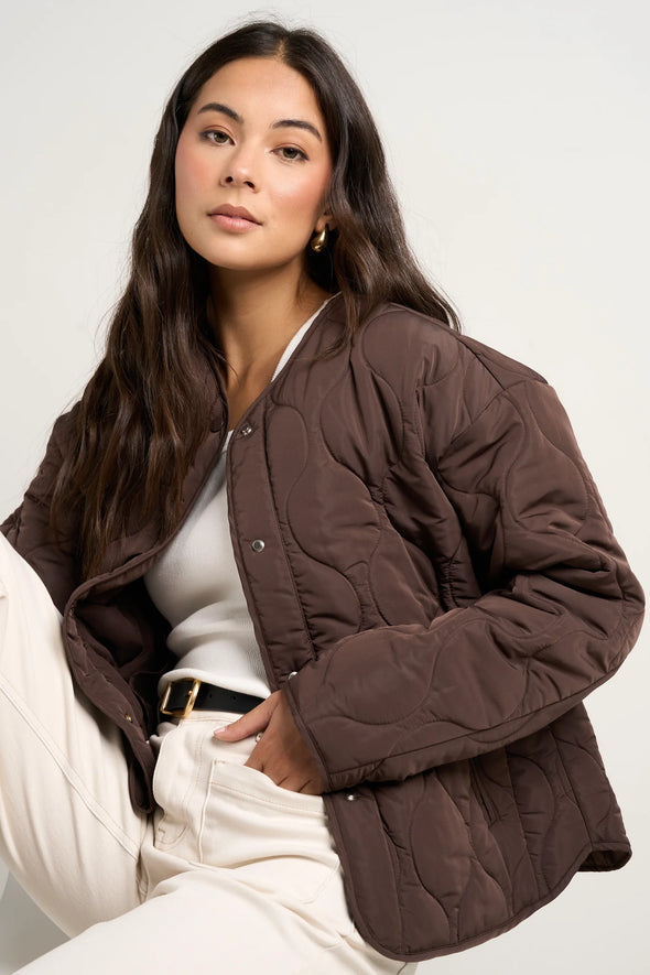 Introducing the Apex puffer from Stories be told - the epitome of everyday chic. With its collarless neck and quilted detail, this jacket effortlessly combines style and warmth. Elevate any outfit and make a statement with this must-have piece.