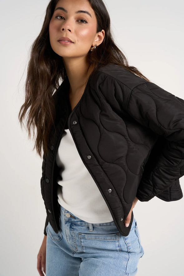 Introducing the Apex puffer from Stories be told - the epitome of everyday chic. With its collarless neck and quilted detail, this jacket effortlessly combines style and warmth. Elevate any outfit and make a statement with this must-have piece.