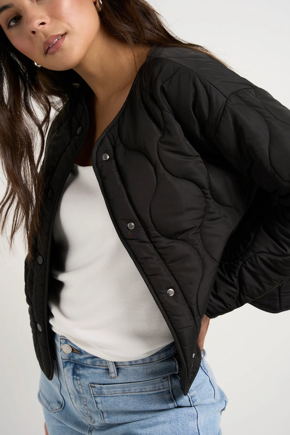 Introducing the Apex puffer from Stories be told - the epitome of everyday chic. With its collarless neck and quilted detail, this jacket effortlessly combines style and warmth. Elevate any outfit and make a statement with this must-have piece.