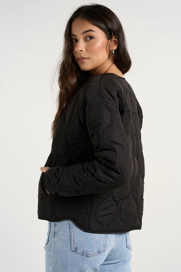 Introducing the Apex puffer from Stories be told - the epitome of everyday chic. With its collarless neck and quilted detail, this jacket effortlessly combines style and warmth. Elevate any outfit and make a statement with this must-have piece.