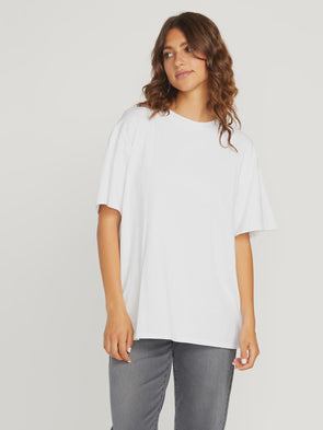Simply solid, simply more sustainable. Made with supremely soft organic cotton, you'll look great and feel good about this closet staple tee.
