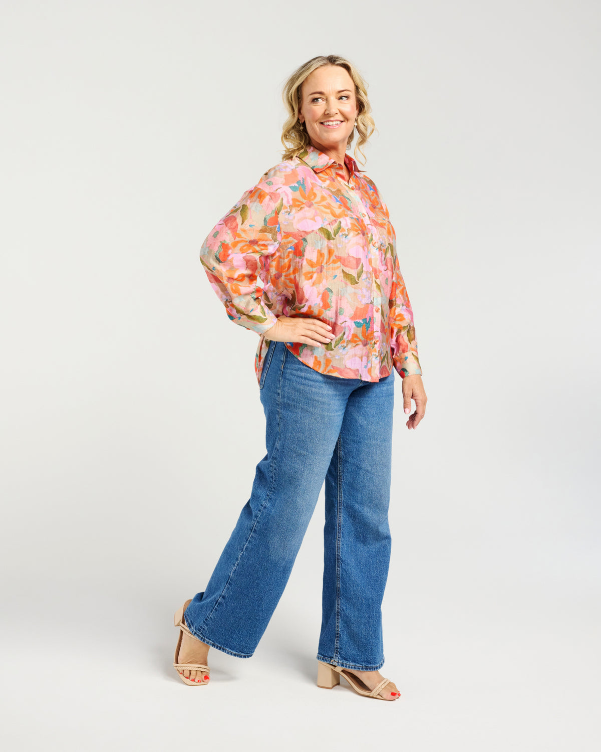 Bold statement print
Contrast stitching
Shaped hem
V-cut back detail
Pleat detailing
Long sleeves with double button cuffs
80% Tencel, 20% Nylon