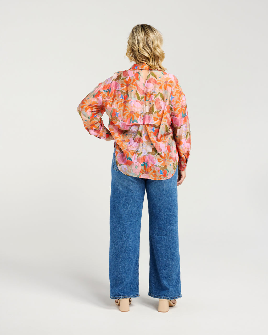 Bold statement print
Contrast stitching
Shaped hem
V-cut back detail
Pleat detailing
Long sleeves with double button cuffs
80% Tencel, 20% Nylon