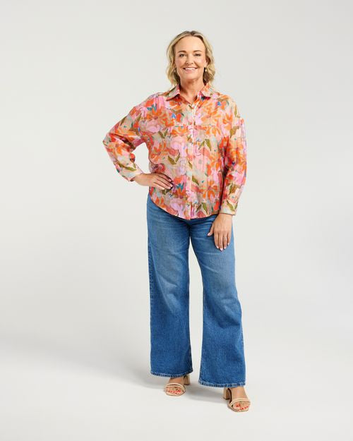 Bold statement print
Contrast stitching
Shaped hem
V-cut back detail
Pleat detailing
Long sleeves with double button cuffs
80% Tencel, 20% Nylon