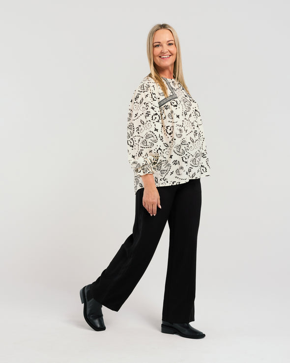 Indulge in the luxurious comfort of our chic top, featuring a relaxed fit, long sleeves, and a round neckline. The gorgeous print fabric is accented with delicate lace trim, adding a touch of elegance to your look. Perfect for any occasion, this top will keep you looking stylish and feeling comfortable all day long.