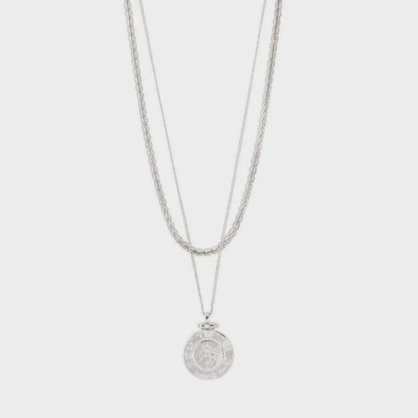 The silver-plated necklace is a classic favourite for your jewellery collection. Here you get a smart 2-in-1 feature with two separate chains in one set. Slim rope chain of 38 cm + 9 cm extension chain and coin chain of 40 cm + 9 cm extension chain. Create the perfect layered look with the beautiful and cool layered coin chains.