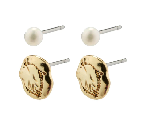 It’s all in the details. With the gold-plated 2-in-1 set from Pilgrim, you get 2 pairs of small elegant ear studs for your stylish everyday looks. The white freshwater pearls create a simplistic and romantic piece, while the matching gold-plated studs have a handcrafted feel with irregular shapes and a nature-inspired embossed surface.