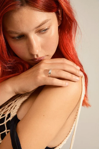 Live the simple life and find the joy of simple beauty. The elegant silver-plated Jonna ring from Pilgrim has a simple twisted design and exudes pure classic beauty. The soft bows create a harmonious look, and the ring will be a beautiful addition to your jewellery collection and your everyday styles.